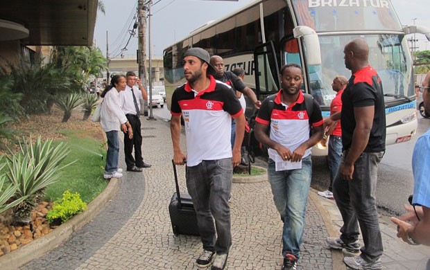 ibson vagner love desembarque BH flamengo (Foto: Janir Junior/Globoesporte.com)