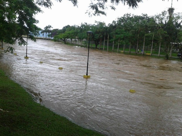 Vendedor registrou rio quase transbordando em Morretes, no litoral do Paraná (Foto: Valdinei Zella Mendes)