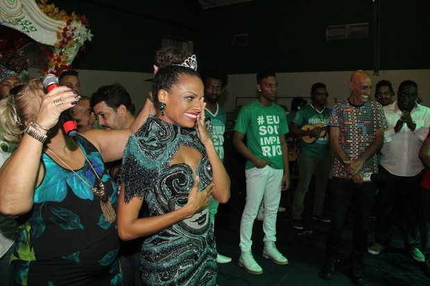 Quitéria Chagas é coroada Rainha da Império Serrano com vestido de 5 kg, em Madureira (Foto: Wallace Barbosa/AgNews/Divulgação)