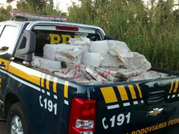No veículo foram encontrados aproximadamente 800 kg de maconha, segundo a PRF (Foto: Divulgação/Polícia Rodoviária Federal)