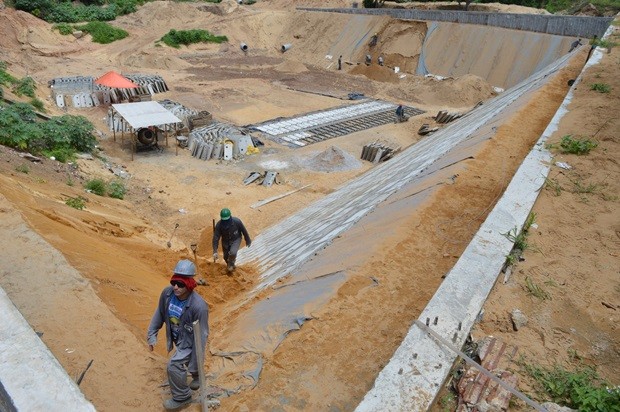Construção de lagoa de captação faz parte do projeto que vai eliminar o problema dos alagamentos na Vila de Ponta Negra (Foto: Alex Régis) Construção de lagoa de captação faz parte do projeto que vai eliminar o problema dos alagamentos na Vila de Ponta Negra (Foto: Alex Régis)