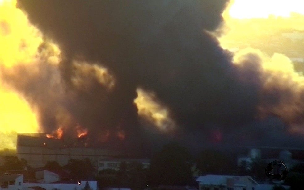Com risco de desabamento, bombeiros continuam combate a incêndio em supermercado em Rondonópolis (Foto: Reprodução/TVCA)