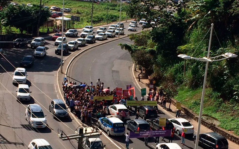 Professores da rede municipal fazem protesto na Avenida Garibaldi (Foto: Ricardo Ishmael/TV Bahia)