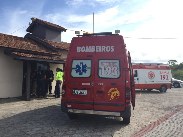 Equipe dos bombeiros socorreu policial ferido (Foto: Arcanjo/Divulgação)