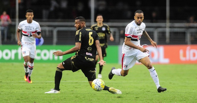 Reinaldo, lateral-esquerdo Ponte Preta (Foto: Marcos Ribolli/GloboEsporte.com) Reinaldo, lateral-esquerdo Ponte Preta (Foto: Marcos Ribolli/GloboEsporte.com)
