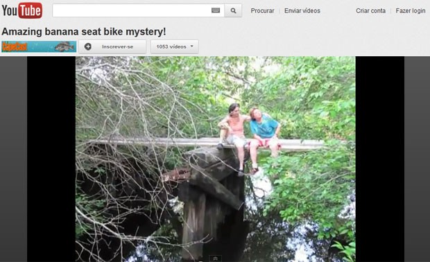 Lisa Brown e sua esposa, Deirdre Olinger, que encontrou a bicicleta (Foto: Reprodução)