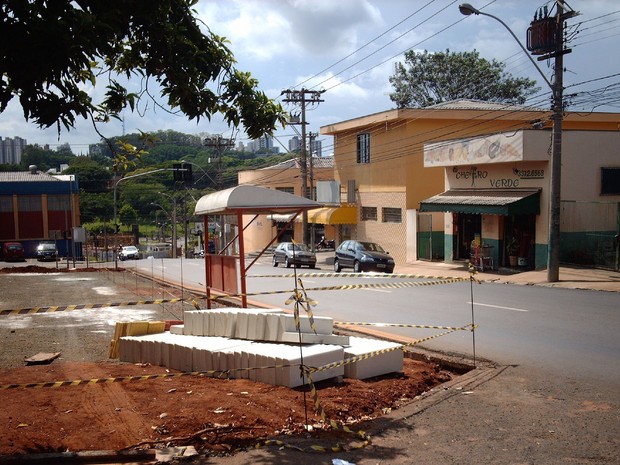 Obras ocuparam espaço de ponto de ônibus, no bairro Santa Paula, em São Carlos (Foto: Cid Butcher/Arquivo Pessoal)