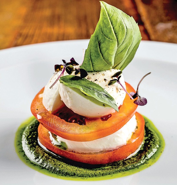 Salada caprese, do Pici Trattoria (Foto: Tomás Rangel / Divulgação)