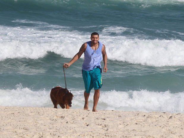 Naldo na praia (Foto: Delson Silva / AgNews)