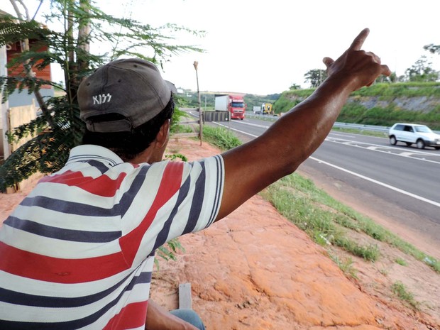 Em busca de trabalho, movimentador de carga sinaliza para caminhoneiro na Rodovia Raposo Tavares (Foto: Valmir Custódio/G1)