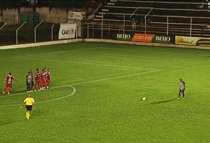 Francislan, cobrando falta, marcou o primeiro gol do Democrata de Governador Valadares, MG. (Foto: Reprodução/Inter TV dos Vales)