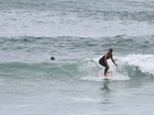 Daniele Suzuki mostra habilidade em cima da prancha em dia de surf