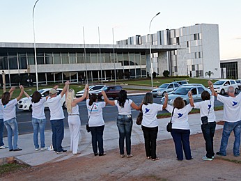 Grupo se reúne em frente ao Palácio do Buriti para protestar contra aumento da criminalidade no DF (Foto: Ricardo Moreira/G1 DF)