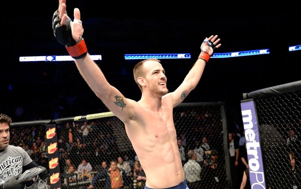 MMA - UFC Fight Night - Cole Miller comemora vitória sobre Sam Sicilia (Foto: Getty Images)