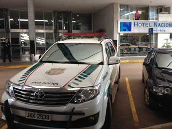 Carro de polícia em frente ao hotel em Brasília onde corpo de médico foi encontrado (Foto: Lucas Salomão/G1)