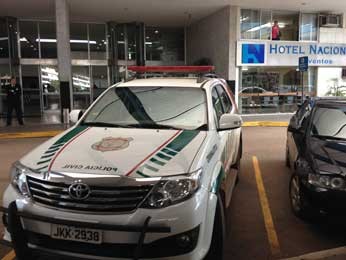 Carro de polcia em frente ao hotel em Braslia onde corpo de mdico foi encontrado (Foto: Lucas Salomo/G1)