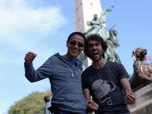 Turistas colombiano e holands aproveitaram dia de abertura da Copa para conhecer pontos tursticos de Porto Alegre (Foto:  Diego Guichard/G1)