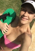 Luana Piovani posta foto de biquíni e mostra barriga seca após gravidez