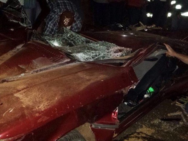 Segundo a polícia, traseira do treminhão soltou-se da cabine e esmagou o carro  (Foto: Divulgação/ Polícia Militar de ICerqueira César )