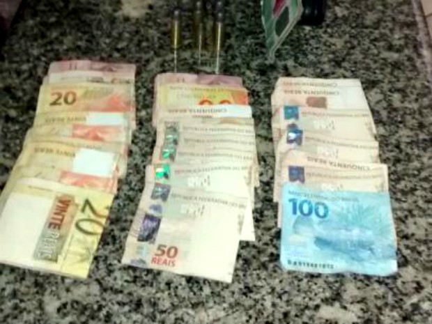 Dinheiro apreendido oferecido pelo suspeito para não ser preso (Foto: Dilvulgação/Polícia Militar)