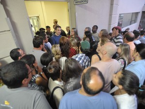 Amigos e familiares buscam informações em frente ao Hospital de Caridade de Santa Maria (Foto: Jean Pimentel/Agência RBS)