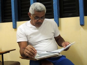 Sílvio em momento de estudo na biblioteca de Alcaçuz (Foto: Felipe Gibson/G1)