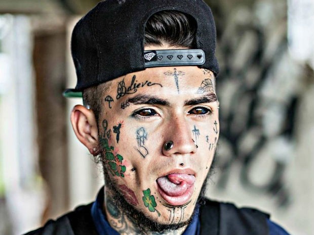 O jovem tem a lngua bifurcada e o branco dos olhos tatuado com a cor preta (Foto: Arquivo pessoal)