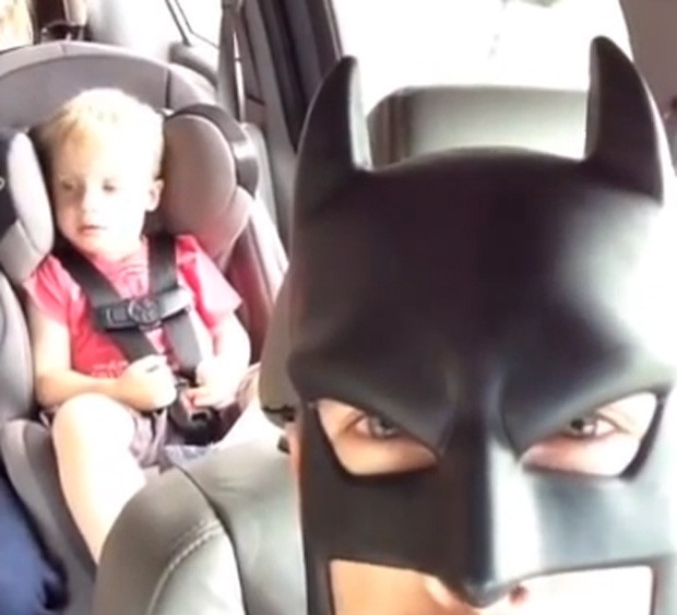 Vestido de Batman, Blake Wilson virou sensação na web ao gravar vídeos engraçados com os quatro filhos (Foto: Reprodução/YouTube/BatDad Vine)