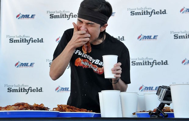 Matt Stonie devorou 182 fatias de bacon em apenas cinco minutos (Foto: Gerardo Mora/Getty Images/AFP )