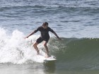 Vladimir Brichta surfa na praia da Barra, no Rio