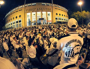 torcida do Santos chegando ao Pacaembu para a final da Libertadores (Foto: Marcos Ribolli / Globoesporte.com)