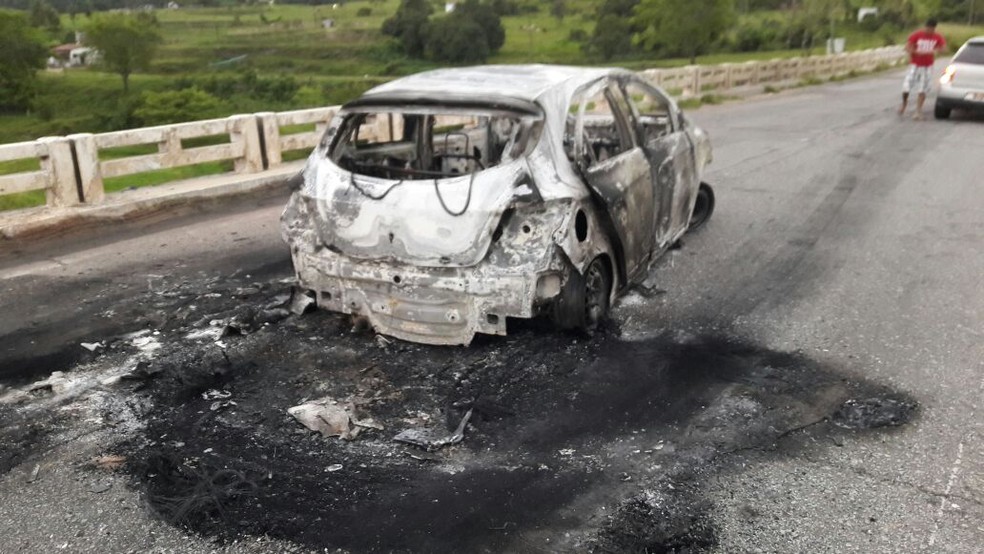 Assaltantes queimaram veículo em ponte durante a fuga (Foto: Luiz Freire)