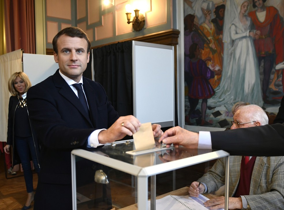 O candidato Emmanuel Macron votou em Le Touquet, no norte da França (Foto: ERIC FEFERBERG/POOL/AFP)