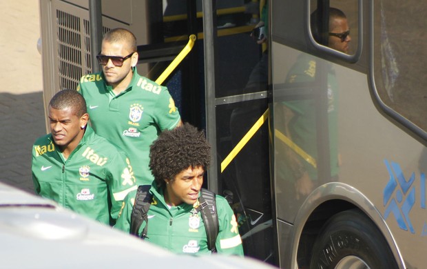 Dante, Fernando e Daniel Alves desembarcam com a Seleção em Porto Alegre (Foto: Diego Guichard / GLOBOESPORTE.COM)