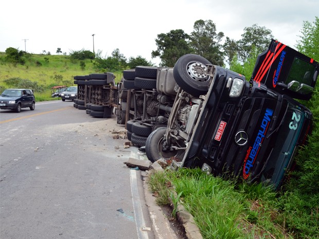 Carreta tombou e ficou atravessada na pista (Foto: Tiago Campos / G1)