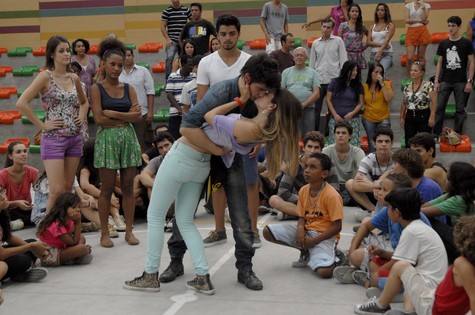 Os atores gravaram a cena na cidade cenográfica do Projac (Foto: Rafael Sorín/ TV Globo)