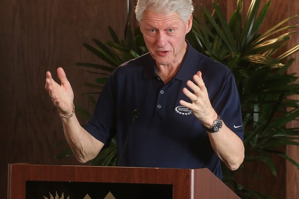 Além de Monica Lewinski, Bill Clinton teria mantido um caso com a atriz Elizabeth Hurley enquanto ainda ocupava o cargo de presidente dos Estados Unidos (Foto: Getty Images)