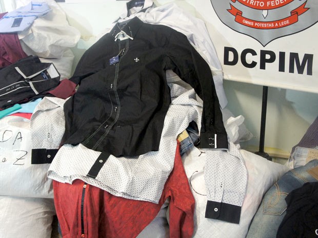 Peças de roupas que representam a falsificação de pelo menos seis marcas de grife, afirma a polícia (Foto: Ricardo Moreira / G1)