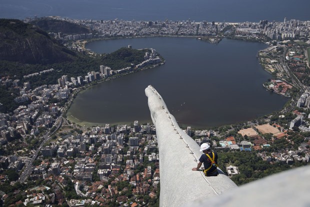 Funcionários sobem no Cristo antes de início de reparos na mão direita da estátua (Foto: Felipe Dana/AP)