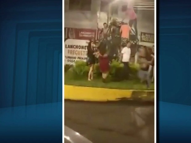 Imagens divulgadas em redes sociais mostram pessoas subindo em escultura no Centro de Itajubá, MG (Foto: Reprodução/EPTV) Imagens divulgadas em redes sociais mostram pessoas subindo em escultura no Centro de Itajubá, MG (Foto: Reprodução/EPTV)
