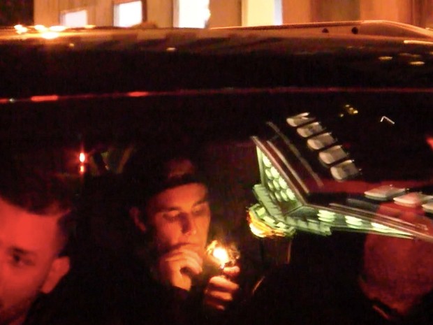 Kustin Bieber dentro de carro em Nova York, nos Estados Unidos (Foto: AKM-GSI/ Agência)