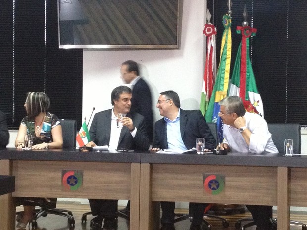 Ministro José Eduardo Cardozo e governador Raimundo Colombo falaram sobre ação contra ataques (Foto: João Salgado/RBS TV)