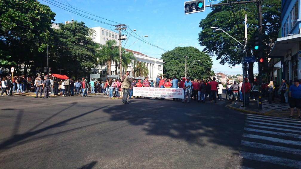 Quadra em frente à Câmara Municipal foi interditada nos dois sentidos em Bauru (Foto: Renata Marconi / G1 )