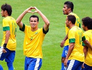 Leandro Damião comemora gol do Brasil contra a Nova Zelândia (Foto: Reuters)