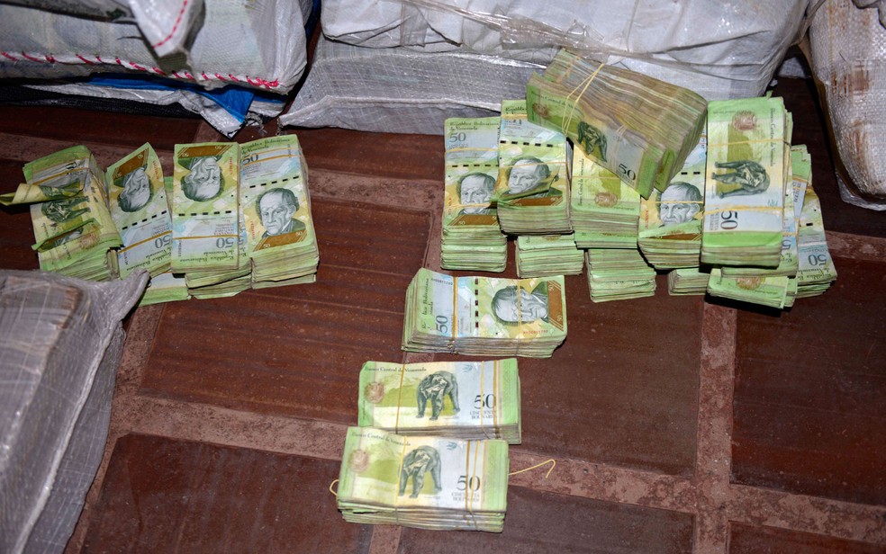 A maioria das notas apreendidas é de 100 e 50 bolívares (Foto: STR/AFP)