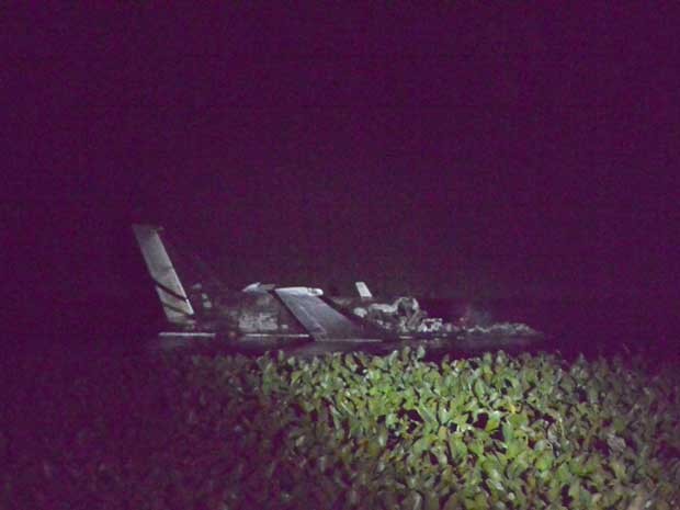 Destroços da aeronave argentina que caiu pouco depois de decolar do Aeroporto de Punta del Este. (Foto: AFP Photo)