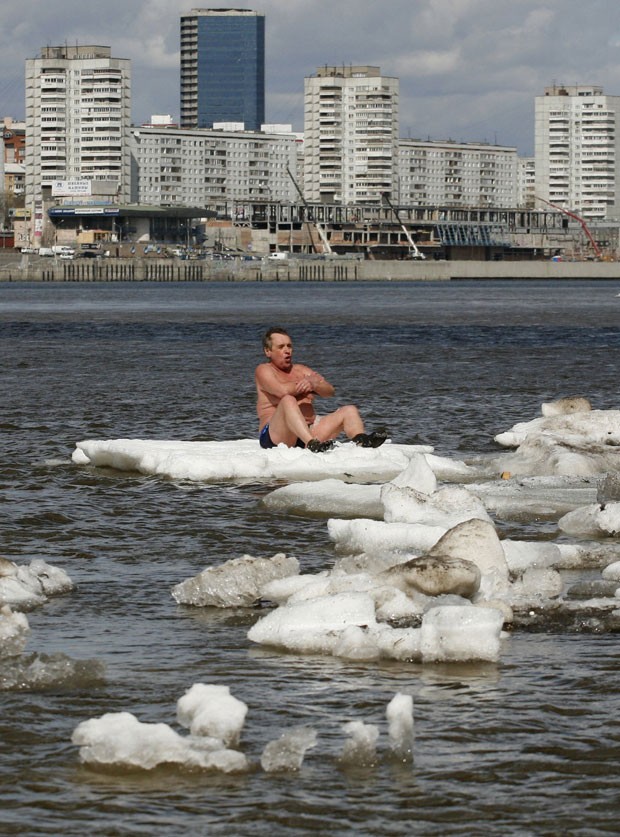 Cena foi registrada no rio Yenisei, em Krasnoyarsk (Foto: Ilya Naymushin/Reuters)