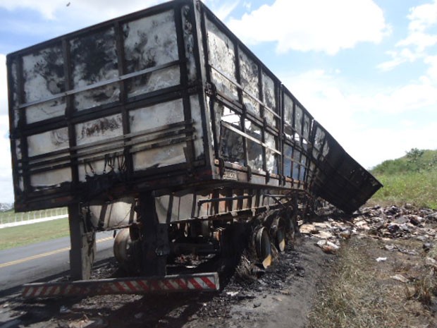 G1 Carreta pega fogo problemas mecânicos motorista sai ileso na