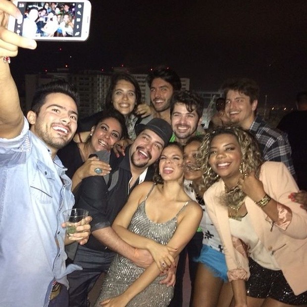 Bruna Marquezine com amigos em sua festa de aniversário na Zona Sul do Rio (Foto: Instagram/ Reprodução)