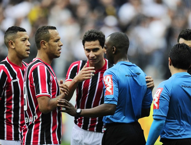 São-paulinos reclamam com árbitro Corinthians x São Paulo (Foto: Marcos Ribolli)
